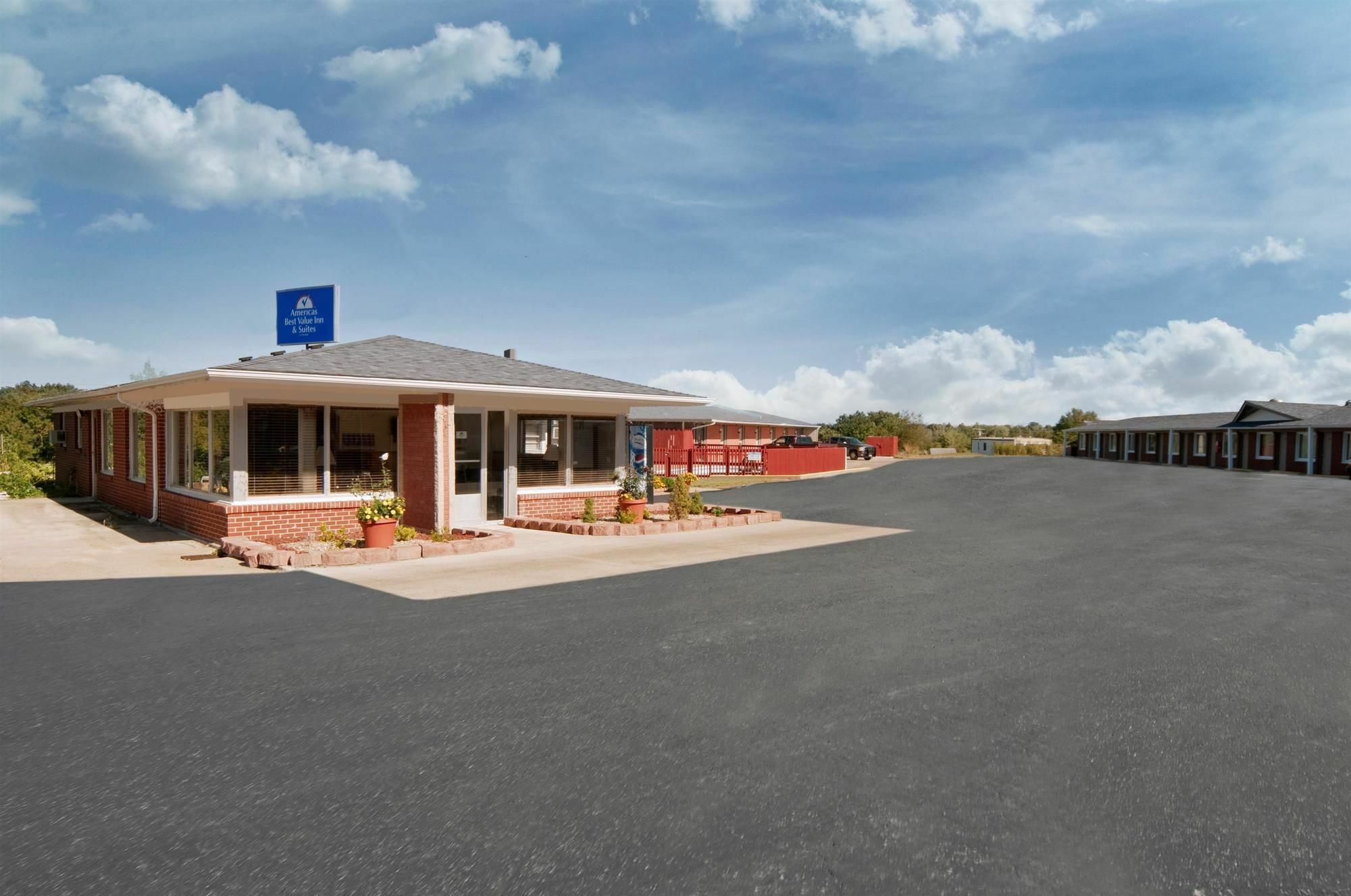 Americas Best Value Inn & Suites Macon At Sunset Dr Exterior photo